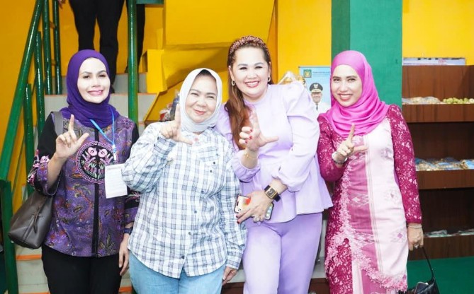 Wakil Bupati Langkat Tiorita Br. Surbakti bersama Sekretaris Daerah Kabupaten Langkat Amril pada pembukaan PRSU ke-50 di Arena PRSU, Jalan Gatot Subroto, Medan, Jumat (3/7/2026) malam.