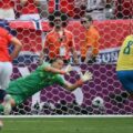 Penjaga gawang Norwegia Orjan Nyland berhasil menepis tembakan penalti pemain Brasil, Bruno Guimaraes di babak 16 besar Piala Dunia 2026 yang berlangsung di Stadion New York, New Jersey, East Rustherford, Senin (6/7/2026). Norwegia menang 2-1 dalam laga tersebut. Foto: google.