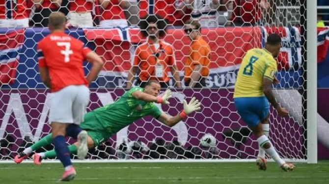 Penjaga gawang Norwegia Orjan Nyland berhasil menepis tembakan penalti pemain Brasil, Bruno Guimaraes di babak 16 besar Piala Dunia 2026 yang berlangsung di Stadion New York, New Jersey, East Rustherford, Senin (6/7/2026). Norwegia menang 2-1 dalam laga tersebut. Foto: google.