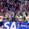 Harry Kane dan pemain Inggris lainnya melakukan selebrasi usai mencetak gol dari titik penalti ke gawang Meksiko. Inggris menang 3-2. Foto: Reuters