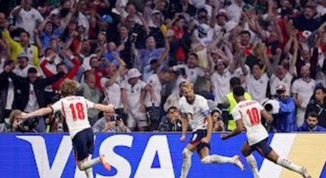 Harry Kane dan pemain Inggris lainnya melakukan selebrasi usai mencetak gol dari titik penalti ke gawang Meksiko. Inggris menang 3-2. Foto: Reuters