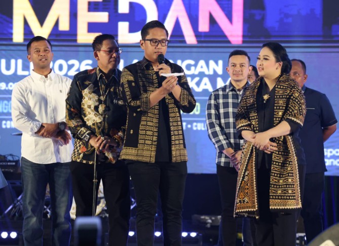 Dua warga Kota Medan beruntung membawa pulang hadiah utama berupa sepeda motor dalam pengundian Gebyar Pajak Bumi dan Bangunan (PBB) 2026 yang digelar Badan Pendapatan Daerah (Bapenda) Kota Medan pada acara Pesona Colorful Medan 2026 di Lapangan Merdeka, Sabtu (4/7/2026).