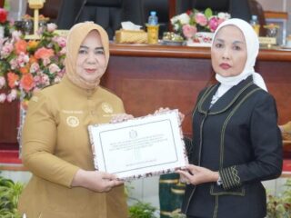 (Plt) Bupati Langkat Tiorita Br. Surbakti dan Ketua DPRD Langkat Sribana Perangin-angin 