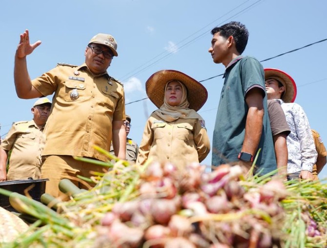 Bupati Deli Serdang Asri Ludin Tambunan menegaskan komitmennya menjamin kepastian pasar dan stabilitas harga hasil pertanian melalui program Si PANDAI saat menghadiri panen bawang merah bersama Kelompok Tani Jaya Tani di Desa Sidodadi Ramunia, Kecamatan Beringin, Senin (6/7/2026).