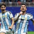 Lionel Messi nelakukan selebrasi usai cetak gol penyama kedudukan saat melawan Mesir. Dalam laga itu Argentina menang 3-2. Foto : Reuters