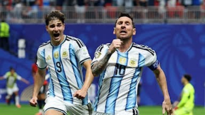 Lionel Messi nelakukan selebrasi usai cetak gol penyama kedudukan saat melawan Mesir. Dalam laga itu Argentina menang 3-2. Foto : Reuters