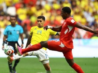 Pemain Timnas Swiss dan Kolombia saling berebut bola dalam laga babak 16 besar yang berlamgsung di Stadion BC Place Vamcouver, Rabu (8/7/2026). Dalam laga itu menang drama adu penati. Foto: Reuters