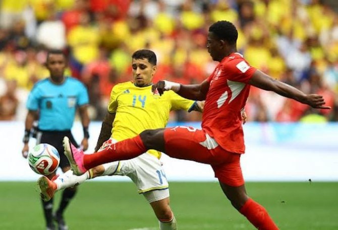 Pemain Timnas Swiss dan Kolombia saling berebut bola dalam laga babak 16 besar yang berlamgsung di Stadion BC Place Vamcouver, Rabu (8/7/2026). Dalam laga itu menang drama adu penati. Foto: Reuters