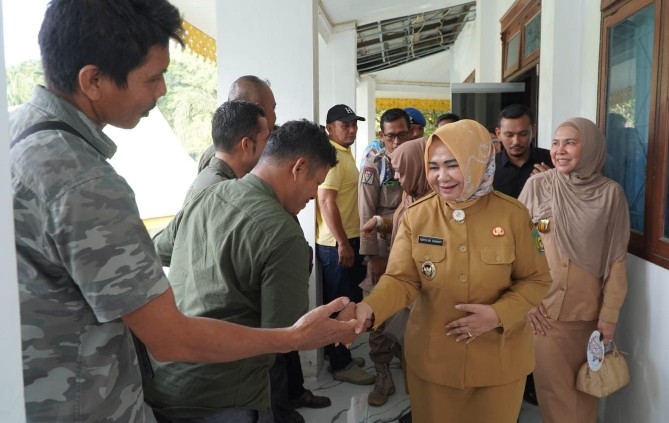 Plt Bupati Langkat, Tiorita Br Surbakti saat bertemu masyarakat. Foto: dinas Kominfo Langkat