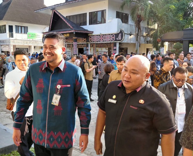 Gubernur Sumatera Utara Bobby Nasution mengapresiasi penampilan Paviliun Kabupaten Deli Serdang pada Pekan Raya Sumatera Utara (PRSU) ke-50 yang berlangsung di Arena PRSU, Jalan Gatot Subroto, Medan, Kamis (9/7/2026).