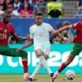 Pemain Prancis berusaha melepaskan diri dari hadangan pemain Maroko dalam laga babak 8 besar Piala Dunia 2026. Prancis memang 2-0 dalam laga tersebut dan melaju ke babak semifinal. Foto; Reuters