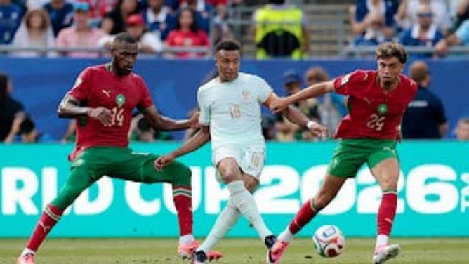 Pemain Prancis berusaha melepaskan diri dari hadangan pemain Maroko dalam laga babak 8 besar Piala Dunia 2026. Prancis memang 2-0 dalam laga tersebut dan melaju ke babak semifinal. Foto; Reuters