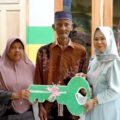Pelaksana Tugas (Plt) Bupati Langkat Tiorita Br Surbakti menyerahkan kunci rumah layak huni kepada Abdul Jalil, warga Desa Pematang Serai, Kecamatan Tanjung Pura, Jumat (10/7/2026).