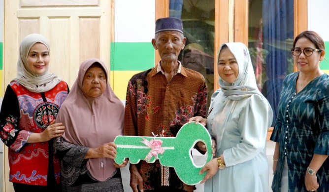 Pelaksana Tugas (Plt) Bupati Langkat Tiorita Br Surbakti menyerahkan kunci rumah layak huni kepada Abdul Jalil, warga Desa Pematang Serai, Kecamatan Tanjung Pura, Jumat (10/7/2026).