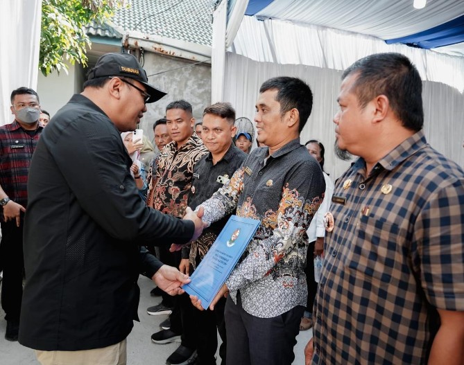 Bupati Deli Serdang Asri Ludin Tambunan di sela kegiatan Berjemur (Bupati Berjumpa Rakyat) di Desa Sampali, Kecamatan Percut Sei Tuan, Jumat (10/7/2026).