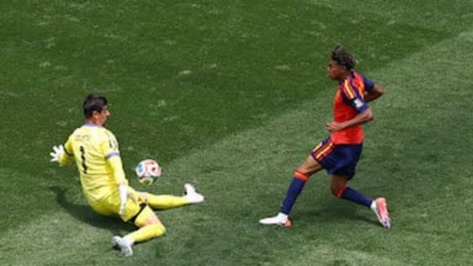 Pemain Spanyol melepaskan tembakan ke arah gawang Belgia dalam laga babak 8 besar Piala Dunia 2026. Dalam laga itu Spanyol bertemu Prancis di babak semifinal. Foto: reuters