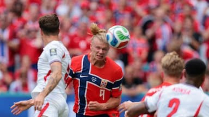 Penyerang Norwegia, Earling Haaland menyundul bola dalam hadangan pemain Inggris pada laga babak 8 besar Piala Dunia 2026 di Stadion Miami, Minggu (12/7/2026). Dalam laga itu Inggris menang 2-1. Foto; Reuters