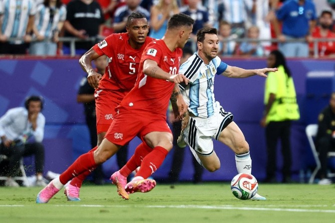 Timnas Argentina memastikan tiket semifinal Piala Dunia 2026 setelah menundukkan Swiss dengan skor 3-1 melalui perpanjangan waktu pada laga perempat final di Stadion Kansas City, Minggu (12/7/2026).
