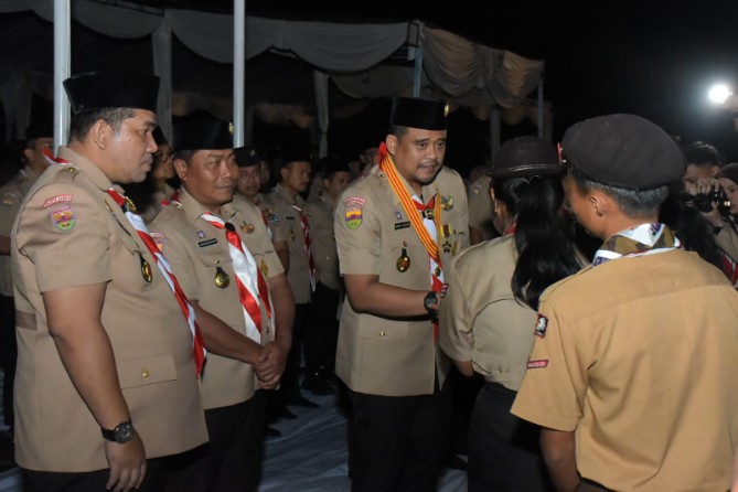 Wakil Bupati Deli Serdang Lom Lom Suwondo mengikuti kegiatan berkemah dan bermalam bersama kontingen Gerakan Pramuka Deli Serdang pada Jambore Daerah Sumatera Utara (Jamdasu) XI Tahun 2026 di Bumi Perkemahan Sibolangit, Sabtu (11/7/2026) malam.
