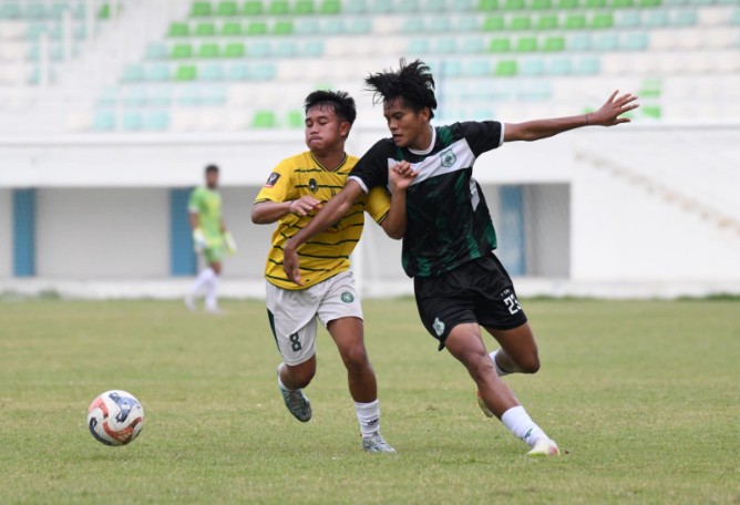 Pemain PSMS Medan (jersey hijau) berebut bola dengan pemain Binjai City (jersey kuning) saat laga persahabatan di Stadion Mini Dispora Sumut, Senin (13/7/2026). Dalam laga itu PSMS Medan menang 3-0. Foto: IST