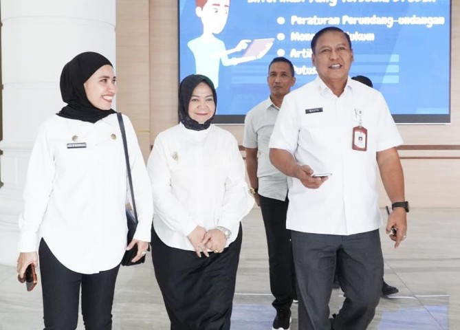 Plt Bupati Langkat Tiorita Br Surbakti (tengah) saat mengikuti rapat koordinasi bersama Forum Masyarakat Korban Bencana Banjir (FMKBB) Kabupaten Langkat dan Satuan Tugas Percepatan Rehabilitasi dan Rekonstruksi (Satgas PRR) Nasional di Kantor Gubernur Sumatera Utara, Medan, Selasa (14/7/2026). Foto: Dinas Kominfo Langkat