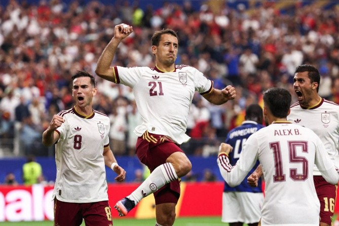 Pemain Timnas Spanyol M Oyarzabal melakukan selebrasi usai mencetak gol ke gawang Prancis dari titik penalti dalam laga semifinal Piala Dunia 2026 yang berlangsung di Stadion Dallas, Arlington. Rabu (15/7/2026). Dalam laga itu Spanyol menang 2-0 dan melaju ke final. Foto: IST
