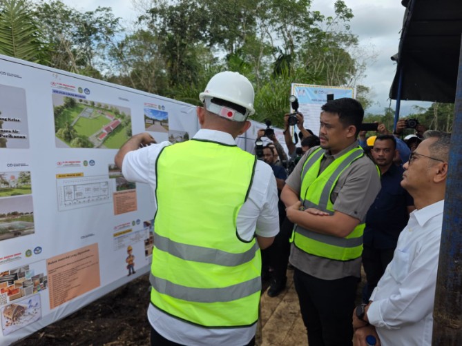 Gubernur Sumut Bobby Afif Nasution saat meninjau lokasi baru gedung SMK Negeri 1 Gido, Nias, Sumatera Utara, Rabu (15/7/2026). Foto; Reza Sahab/kaldera.id