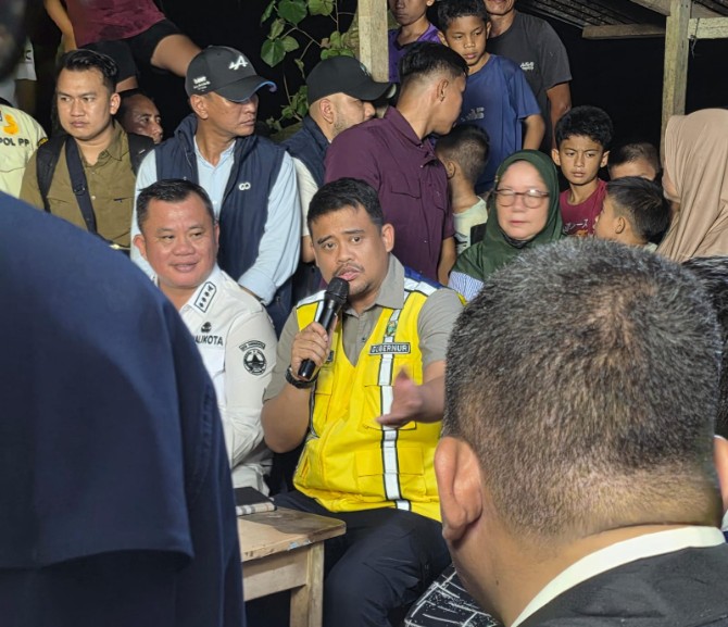 Gubernur Sumut Bobby Afif Nasution saat berdialog dengan warga Gunung Sitoli. Foto: Reza Sahab/kaldera.id