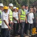 Gubernur Sumut Bobby Afif Nasution saat meninjau lokasi baru dibangunnya Gedung SMK Negeri 1 Gido. Foto: Reza Sahab/kaldera.id
