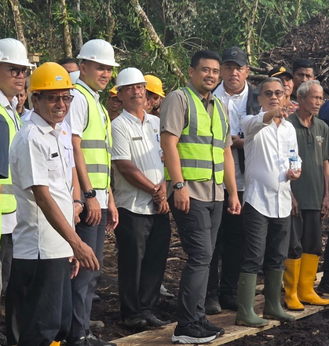 Gubernur Sumut Bobby Afif Nasution saat meninjau lokasi baru dibangunnya Gedung SMK Negeri 1 Gido. Foto: Reza Sahab/kaldera.id
