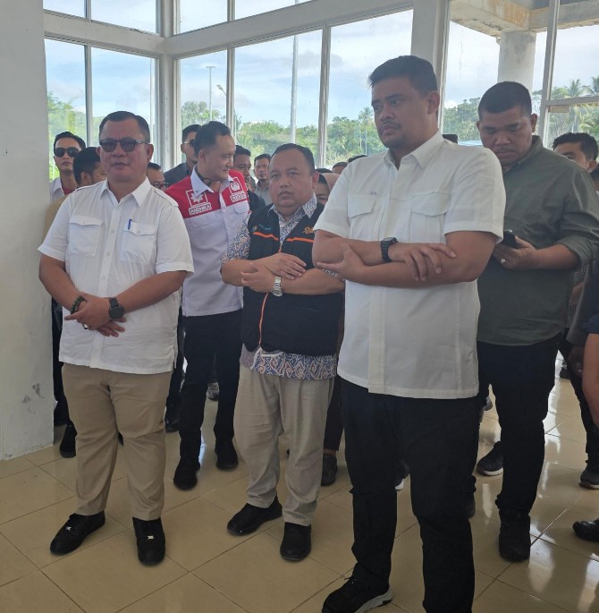 Gubernur Sumut Bobby Afif Nasution didampingi Wali Kota Gunung Sitoli Sowa'a Laoly meninjau Pelabuhan Roro di Gunung Sitoli, Kamis (16/7/2026). Foto; Reza Sahab/kaldera.id