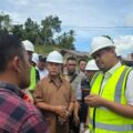 Gubernur Sumut Bobby Afif Nasution saat meninjau lokasi revitalisasi SMA Negeri Unggulan Sukma di Kota Gunungsitoli, Sumatwra Utara, Kamis (16/7/2026). Foto; Reza Sahab/kaldera.id