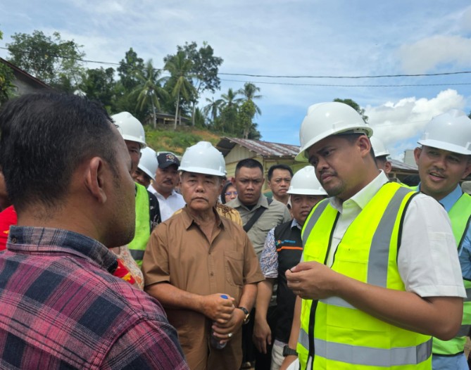 Gubernur Sumut Bobby Afif Nasution saat meninjau lokasi revitalisasi SMA Negeri Unggulan Sukma di Kota Gunungsitoli, Sumatwra Utara, Kamis (16/7/2026). Foto; Reza Sahab/kaldera.id