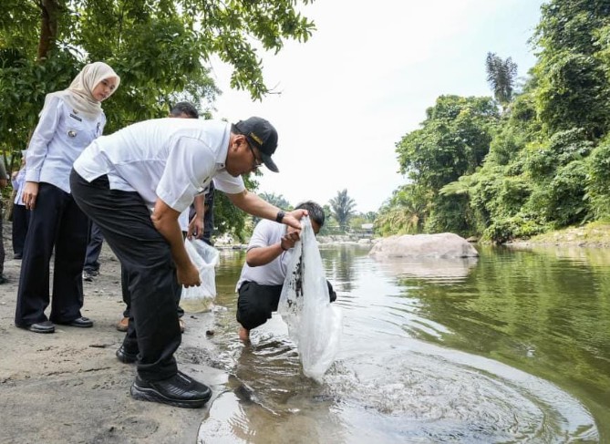 Bupati Deliserdang Asri Ludin Tambunan saat meninjau Kecamatan Namorambe. Foto; IST