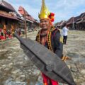 Nama Tafoo'lo Nehe mungkin tidak setenar atlet nasional atau tokoh politik. Namun wajahnya pernah dikenal jutaan orang Indonesia karena terpampang di uang kertas pecahan Rp1.000 emisi 1992 saat melakukan atraksi lompat batu khas Nias.