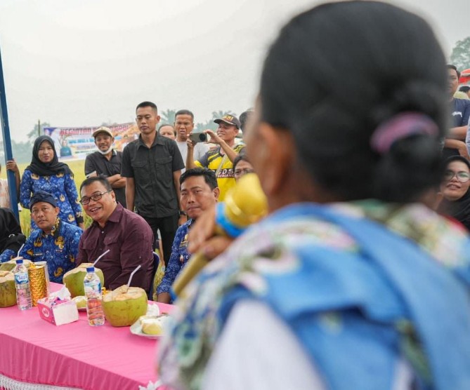 Bupati Deli Serdang Asri Ludin Tambunan langsung merespons sejumlah keluhan petani di Desa Sidoarjo II Ramunia, Kecamatan Beringin, saat menghadiri panen padi bersama Kelompok Tani Banjar Samosir, Jumat (17/7/2026).