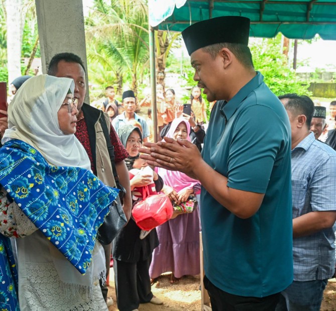 Gubernur Sumatera Utara Muhammad Bobby Afif Nasution menawarkan bantuan pendidikan dan pekerjaan kepada anak seorang nelayan yang baru saja kehilangan ayahnya di Kabupaten Nias Selatan.