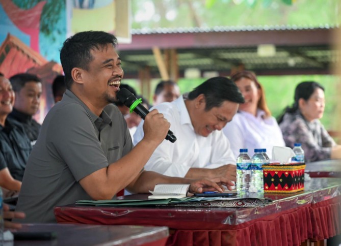 Gubernur Sumatera Utara Muhammad Bobby Afif Nasution saat kegiatan Sapa Daerah di RPJ Beach, Kecamatan Sirombu, Sabtu (19/7/2026).