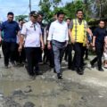 Gubernur Sumut Bobby Afif Nasution saat msninjau jalan rusak di Nias Barat yang akan diperbaiki Pempro Sumut tahun ini. Gubernur membagi tiga kategori dalam membangun Kepulauan Nias. Foto; IST