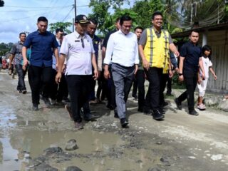 Gubernur Sumut Bobby Afif Nasution saat msninjau jalan rusak di Nias Barat yang akan diperbaiki Pempro Sumut tahun ini. Gubernur membagi tiga kategori dalam membangun Kepulauan Nias. Foto; IST