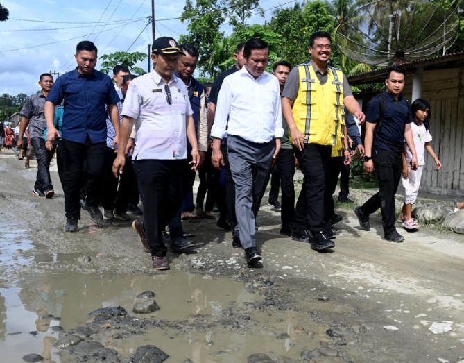 Gubernur Sumut Bobby Afif Nasution saat msninjau jalan rusak di Nias Barat yang akan diperbaiki Pempro Sumut tahun ini. Gubernur membagi tiga kategori dalam membangun Kepulauan Nias. Foto; IST