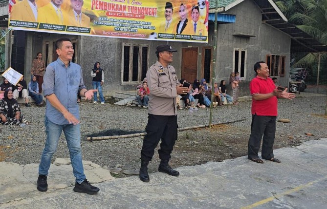 Ketua PBVSI Langkat sekaligus Anggota DPRD Langkat Fraksi Golkar, Edi Bahagia Sinuraya, membuka Turnamen Voli, Kasti dan Futsal se-Desa Aman Damai, Kecamatan Sirapit, Kabupaten Langkat, Minggu (19/7/2026).