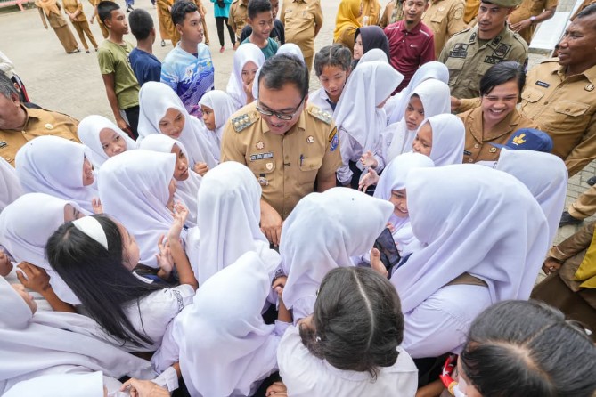 Bupati Deli Serdang Asri Ludin Tambunan mendorong penguatan kegiatan ekstrakurikuler di sekolah sebagai upaya menciptakan lingkungan belajar yang nyaman sekaligus mendukung pengembangan bakat dan karakter siswa.