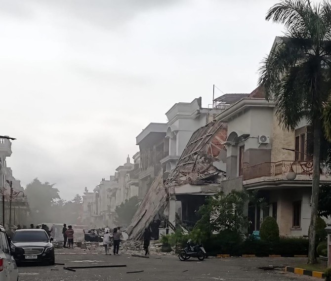 Lokasi ledakan yang menghancurkan sebuah rumah di kawasan Perumahan Grand Polonia, Kota Medan, Selasa (21/7/2026).