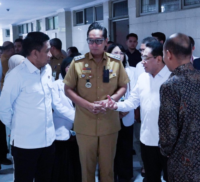 Wali Kota Medan Rico Tri Putra Bayu Waas saat mendampingi kunjungan Wakil Menteri Kesehatan RI dr. Benjamin Paulus Octavianus dan Wakil Menteri Dalam Negeri Akhmad Wiyagus di RSUP H. Adam Malik, Medan, Selasa (21/7/2026).