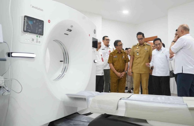 Rico Waas saat mendampingi Wakil Menteri Kesehatan RI dr. Benjamin Paulus Octavianus meninjau RSUD Dr Pirngadi Medan, Selasa (21/7/2026).