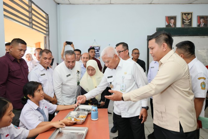 Wakil Gubernur Sumatera Utara Surya meninjau pembangunan ruang kelas baru di SMKN 1 Gunungsitoli, Rabu (22/7/2026), dalam rangka kunungan kerja di Kepulauan Nias.