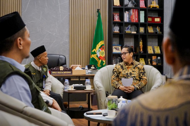 Rico Waas saat menerima audiensi pengurus Bilal Mayyit Indonesia (BMI) Kota Medan yang dipimpin Ketua BMI Amir Husin di Rumah Dinas Wali Kota Medan, Kamis (23/7/2026).