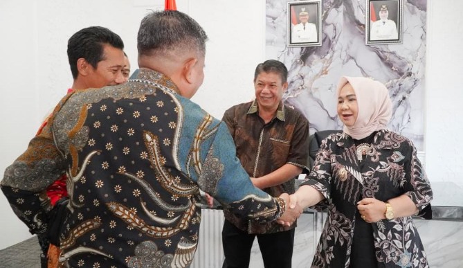 Pemerintah Kabupaten Langkat menerima bantuan kemanusiaan senilai Rp290 juta dari Pemerintah Kabupaten Morowali dan masyarakat Morowali untuk mendukung pemulihan pascabencana di daerah tersebut.