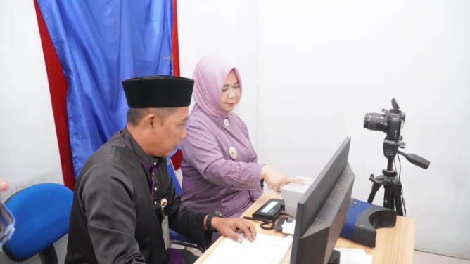 Plt Bupati Langkat Tiorita Br Surbakti di Aula Dinas Kependudukan dan Pencatatan Sipil (Disdukcapil) Kabupaten Langkat, Jumat (24/7/2026).